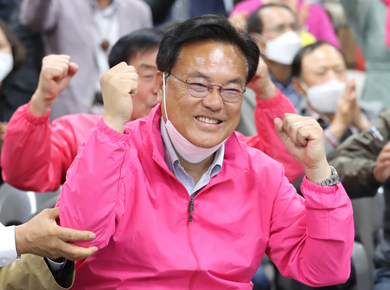 제21대 국회의원 총선거 충남 공주·부여·청양 선거구에 출마한 정진석 미래통합당 후보가 15일 오후 공주시 신관동 본인의 선거사무실에서 개표방송을 지켜보며 역전하자 지지자들과 환호하고 있다. [연합]
