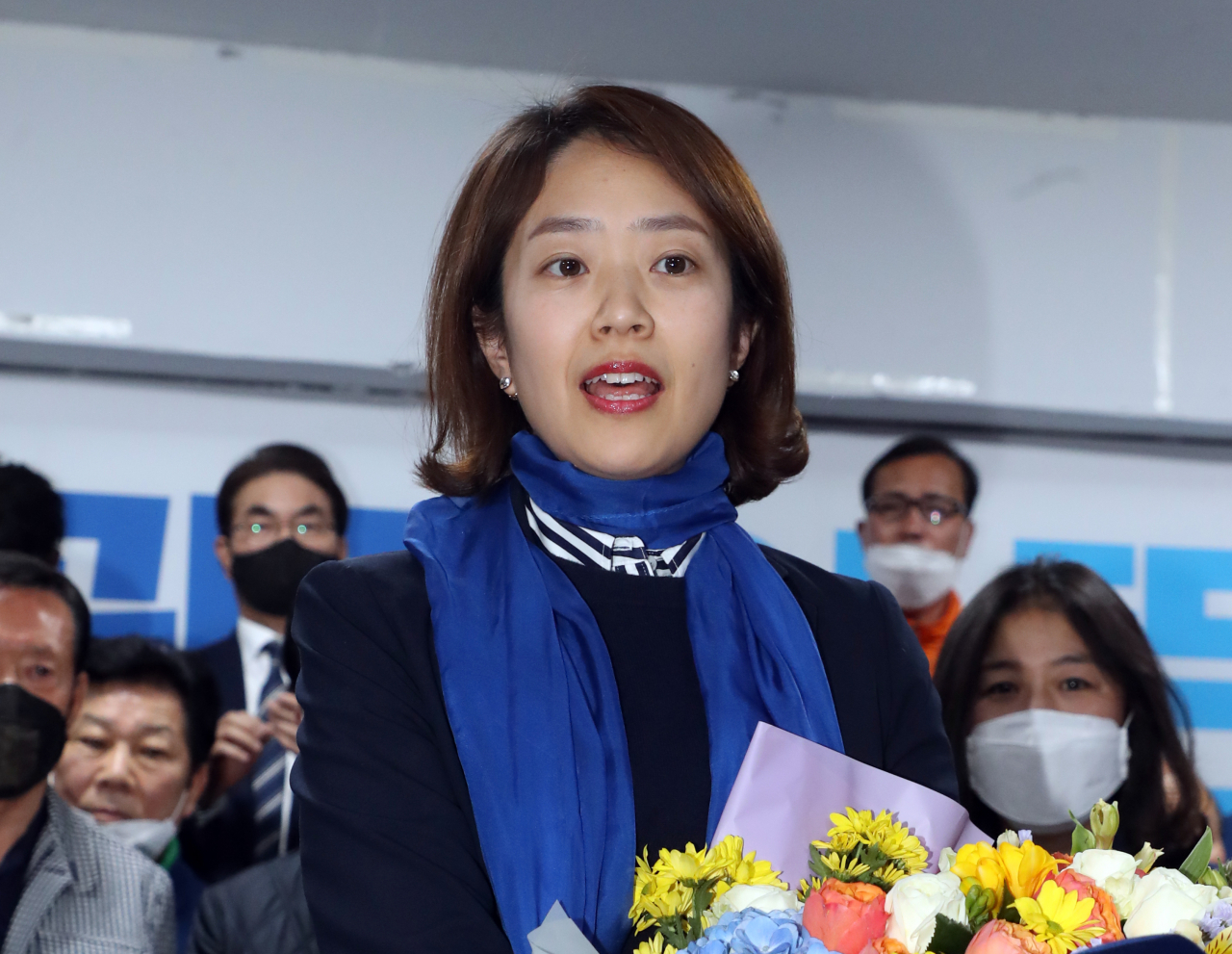 제21대 국회의원 선거 서울 광진구을에 출마한 고민정 더불어민주당 후보가 16일 새벽 당선이 유력하자 선거사무소에 나와 지지자들과 인사하고 소감을 말하고 있다. [연합]
