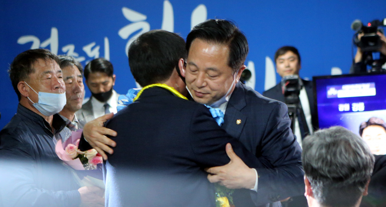 경남 양산을에 출마한 김두관 더불어민주당 당선인이 16일 오전 경남 양산시에 있는 자신의 선거사무소에서 당선을 기뻐하고 있다. [연합]
