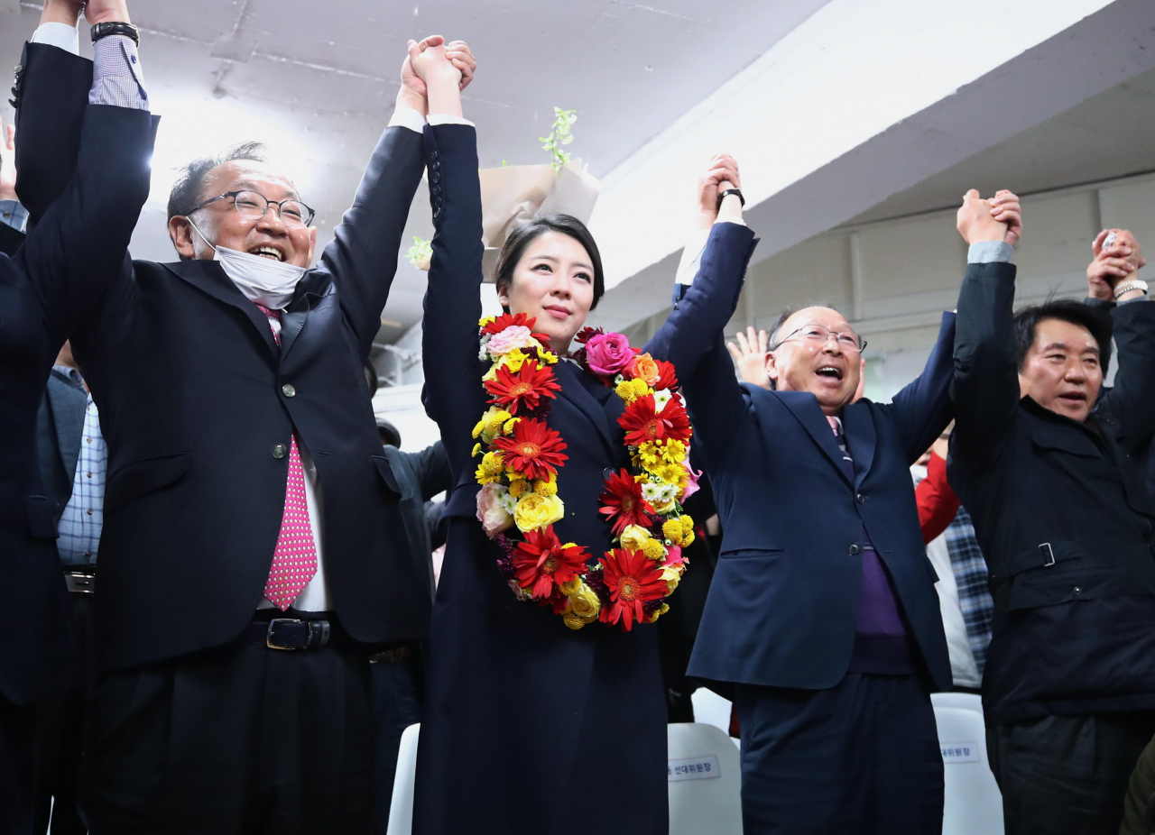 16일 제21대 국회의원선거 서울 송파을 당선이 확정된 배현진 미래통합당 후보가 송파구 선거사무소에서 환호하고 있다. [연합]
