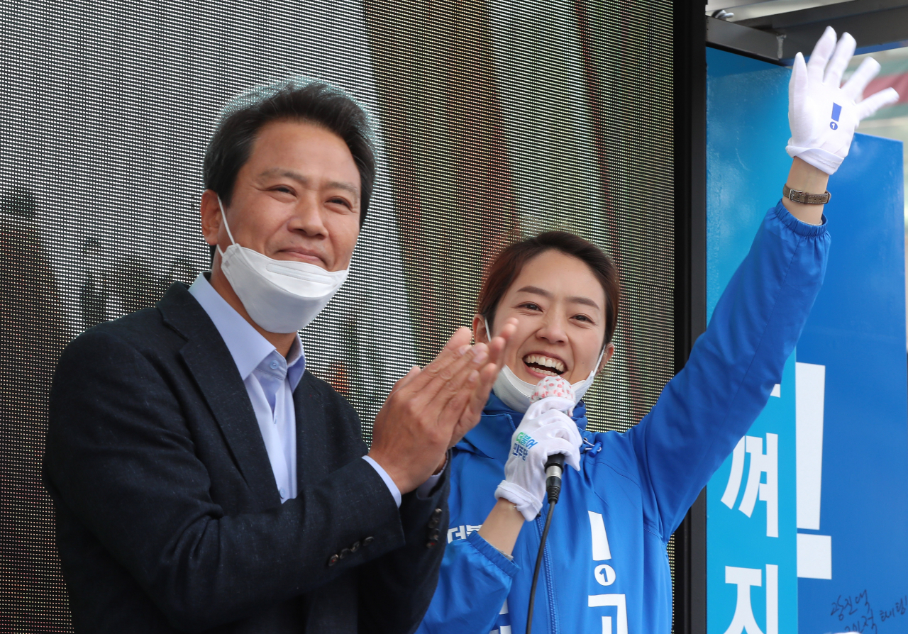 21대 총선 서울 광진을에 출마한 고민정 더불어민주당 후보가 12일 오전 서울 광진구 롯데백화점 스타시티점 앞에서 유권자들을 향해 지지를 호소하고 있다. 왼쪽은 지원 유세나온 임종석 전 청와대 비서실장. [연합]