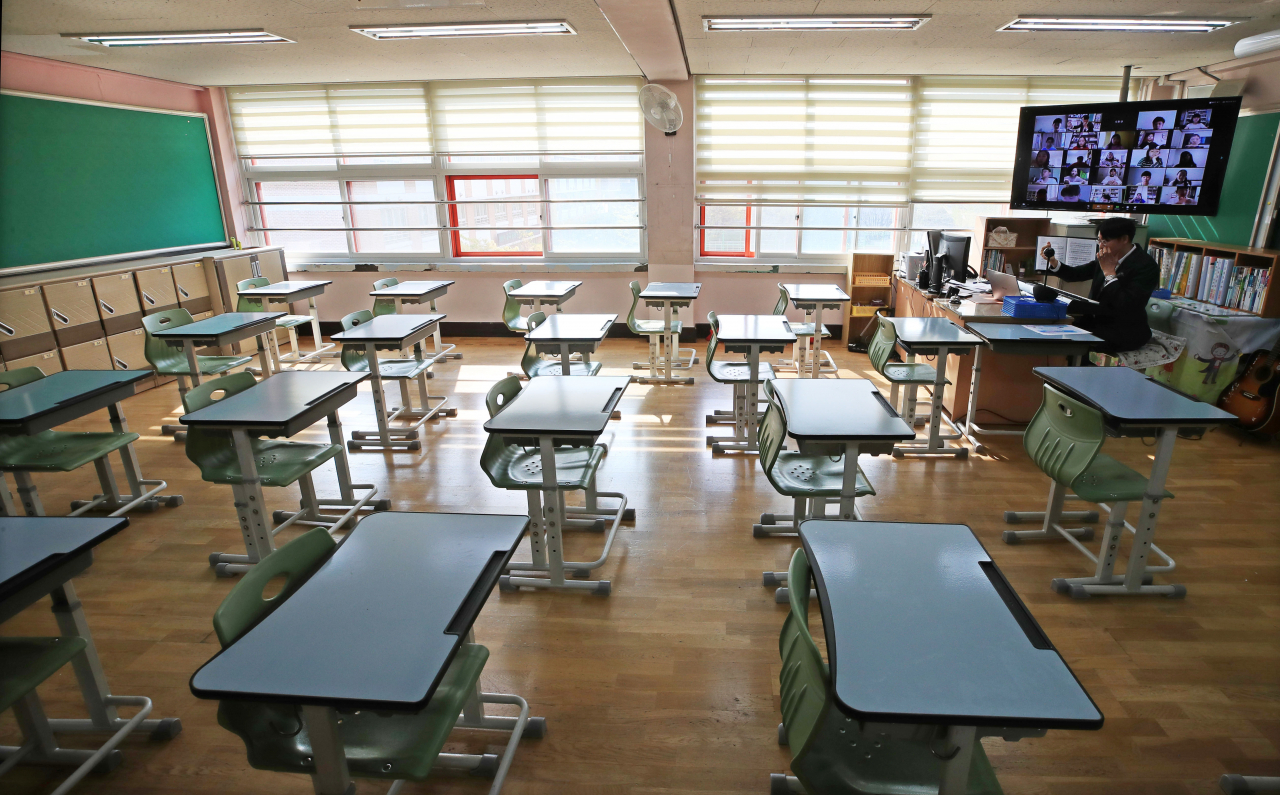 전국 고등학교 1&sim;2학년, 중학교 1&sim;2학년, 초등학교 4&sim;6학년 총 312만여명이 온라인으로 개학한 16일 오전 서울 신동초등학교에서 한 교사가 쌍방향 온라인 수업을 하고 있다. 연합뉴스