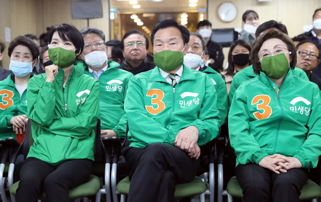손학규 민생당 상임선대위원장과 김정화 공동선대위원장(왼쪽), 장정숙 원내대표 등이 15일 오후 서울 여의도 당사에서 굳은 표정으로 제21대 국회의원선거 출구조사 결과를 지켜보고 있다. [연합]
