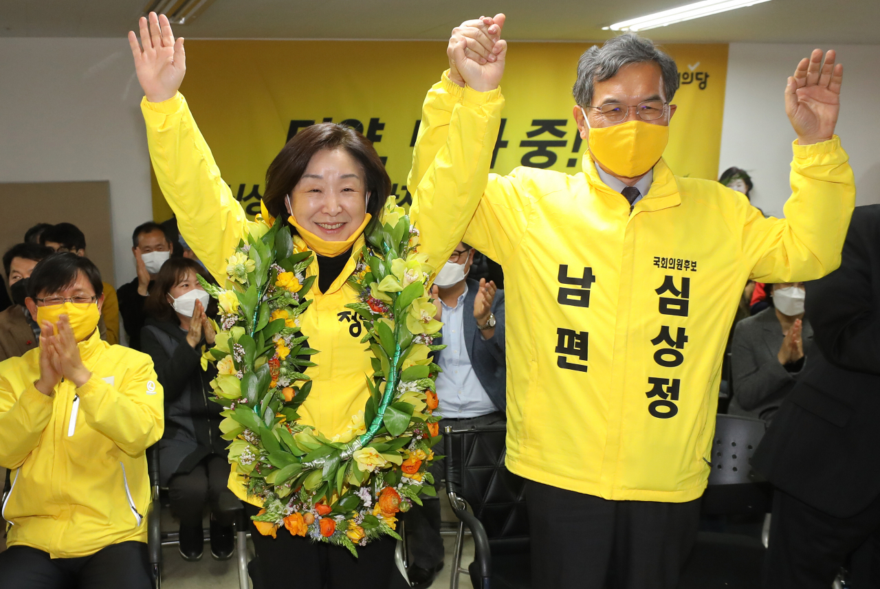 16일 오전 경기도 고양시 화정동 고양갑 선거사무소에서 심상정 정의당 대표가 지지자들의 요청에 손을 들고 있다. 정의당은 이번 총선 지역구 도전자 중 심 대표만 '생환'에 성공했다. [연합]