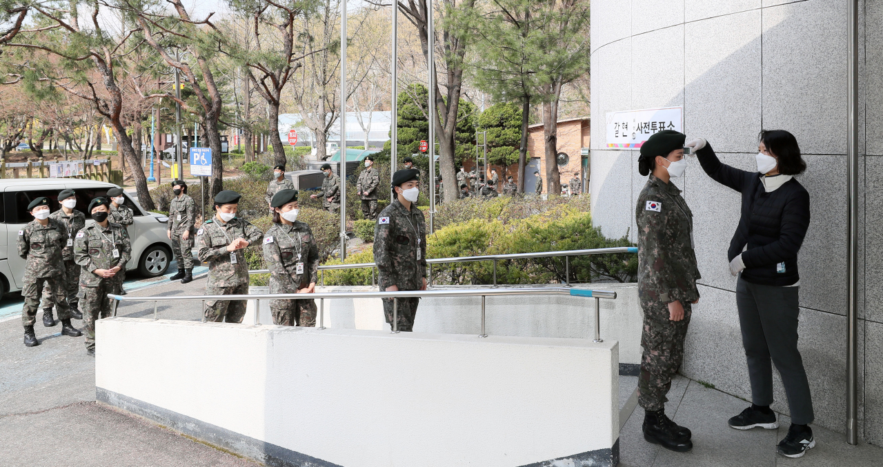군 장병들의 사전투표 장면.[사진=국방부]