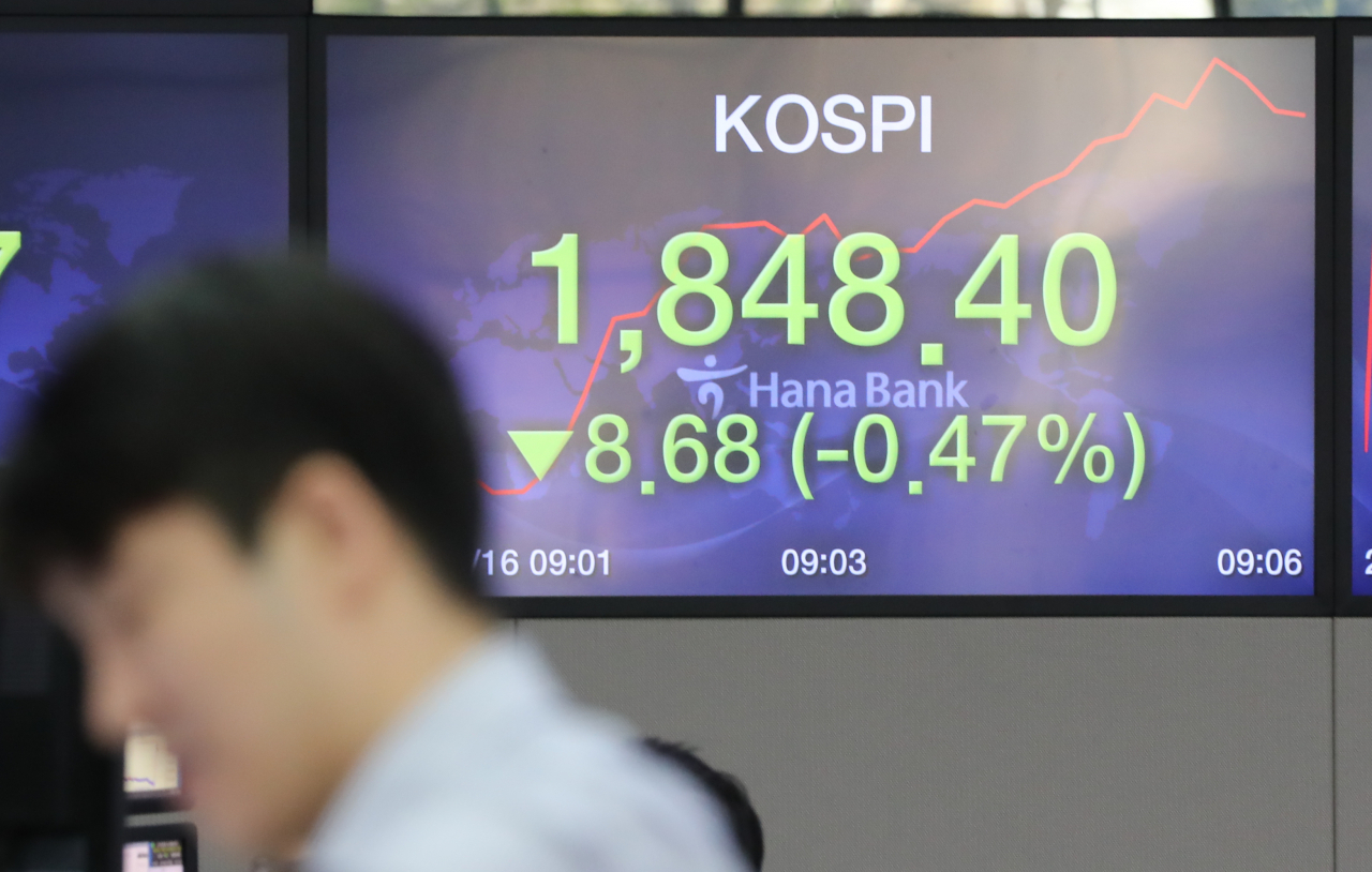 원/달러 환율이 오르고, 코스피가 하락 출발한 16일 오전 서울 중구 하나은행 딜링룸에서 직원들이 업무를 보고 있다. 연합뉴스