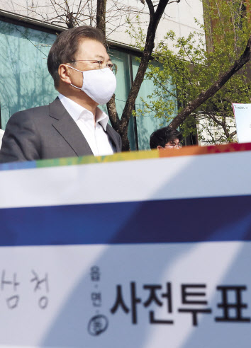 제21대 국회의원선거에서 여당인 더불어민주당이 압승을 거두면서 집권 후반기 문재인 대통령의 외교·대북정책에도 힘이 실릴 전망이다. 문 대통령이 지난 10일 오전 서울 종로구 삼청동 주민센터에서 사전투표를 하고 나오고 있다. [연합]