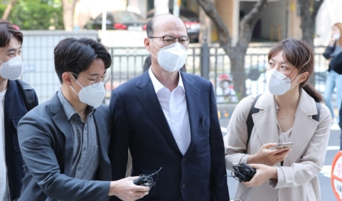 ‘미공개 정보 이용’ 주식 거래 혐의를 받는 신라젠의 곽병학 전 감사가 16일 오전 영장실질심사를 받기 위해 서울남부지법 법정으로 들어가고 있다. [연합]