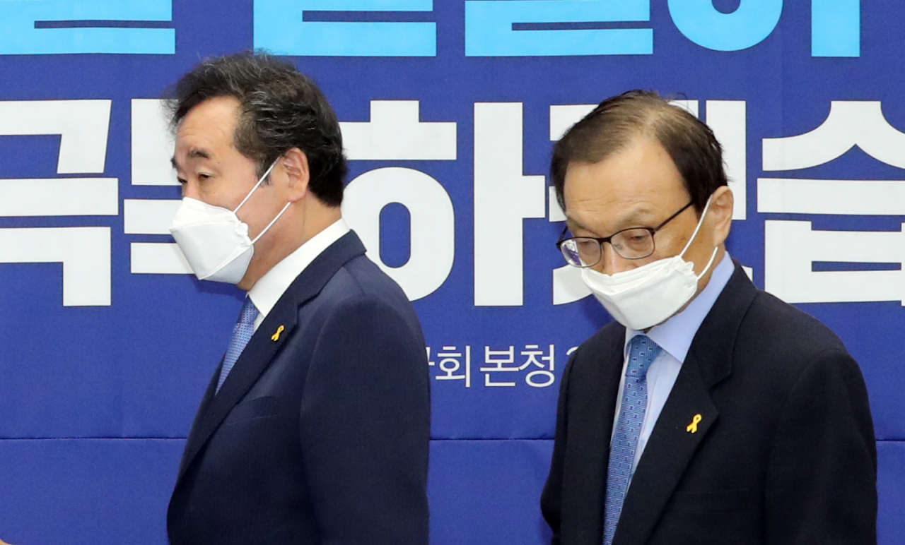 이해찬 더불어민주당 대표와 이낙연 상임선대위원장이 16일 오전 서울 여의도 국회에서 열린 대한민국미래준비선거대책위원회의에 참석하고 있다. [연합]