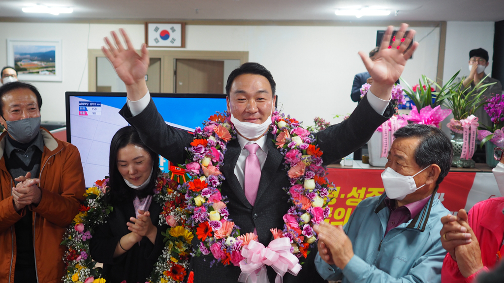 정희용 미래통합당 당선인이 꽃다발을 목에 걸고 기뻐하고 있다.[정희용 후보측 제공]