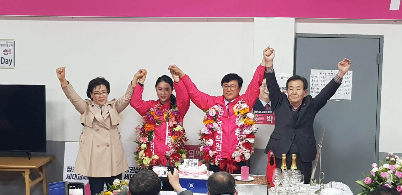 박형수 미래통합당 당선인이 꽃다발을 목에 걸고 기뻐하고 있다.[박형수 후보측 제공]