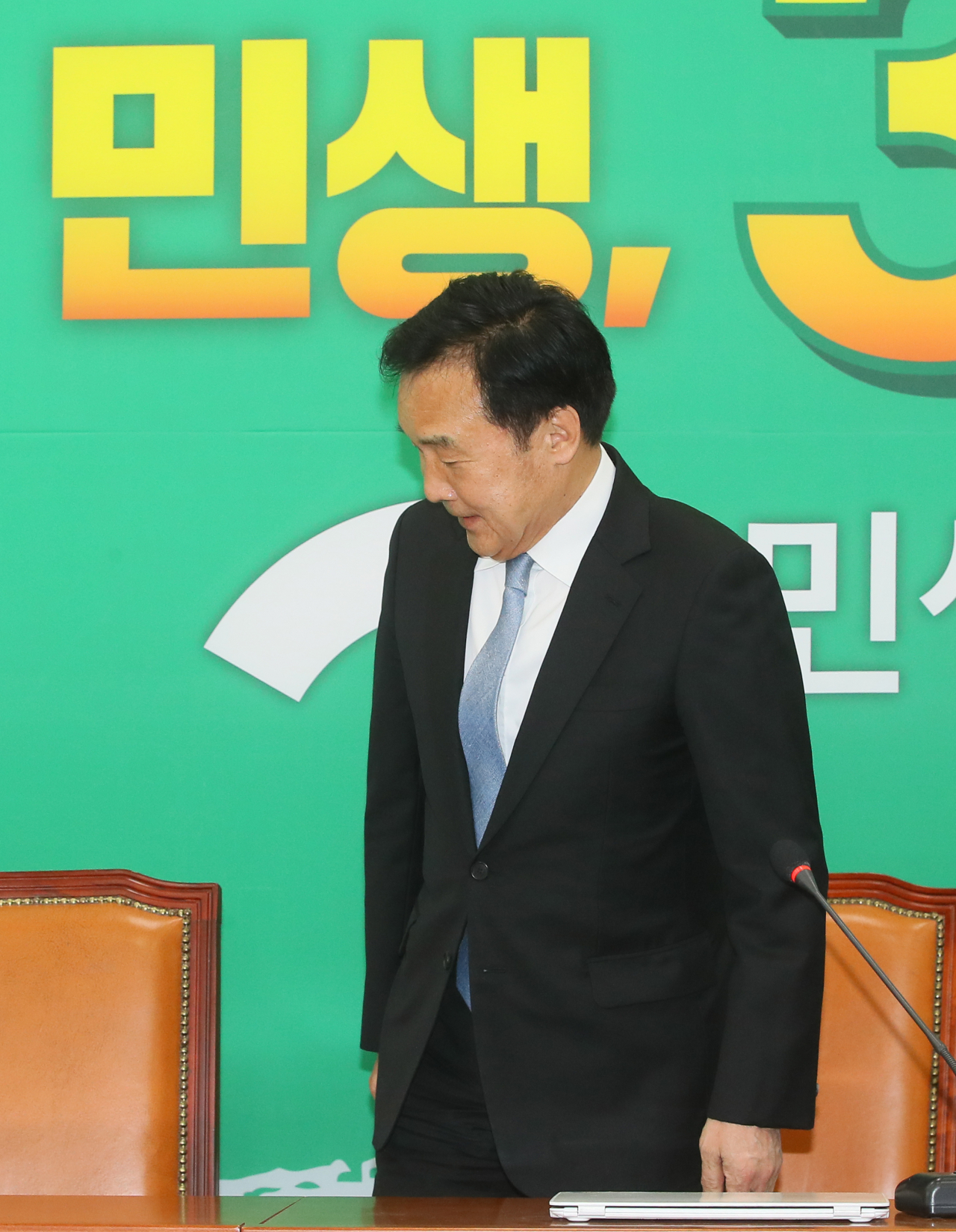 손학규 민생당 상임선대위원장이 16일 국회에서 선거 패배에 대한 입장을 밝힌 뒤 자리를 떠나고 있다.[연합]