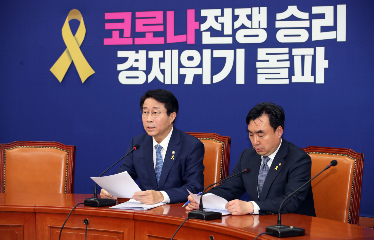조정식(왼쪽) 더불어민주당 정책위의장이 16일 국회 당대표회의실에서 긴급재난지원금 브리핑을 하고 있다. [연합]