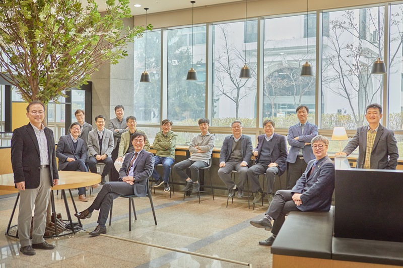 인공지능융합연구센터 유치를 함께 진행한 인하대 인공지능센터. 박인규 센터장, 조명우 인하대 총장, 센터 연구진들이 기념촬영을 하고 있다.〈사진 왼쪽부터〉