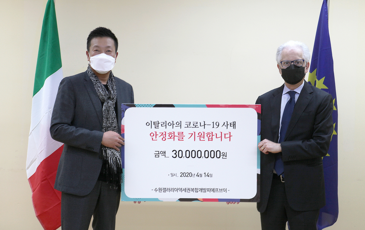 류영찬 서울디앤씨 회장이 14일 페데리코 파일라 주한 이탈리아 대사에 코로나19 관련 기부금을 전달하고 있다. [서울디앤씨]