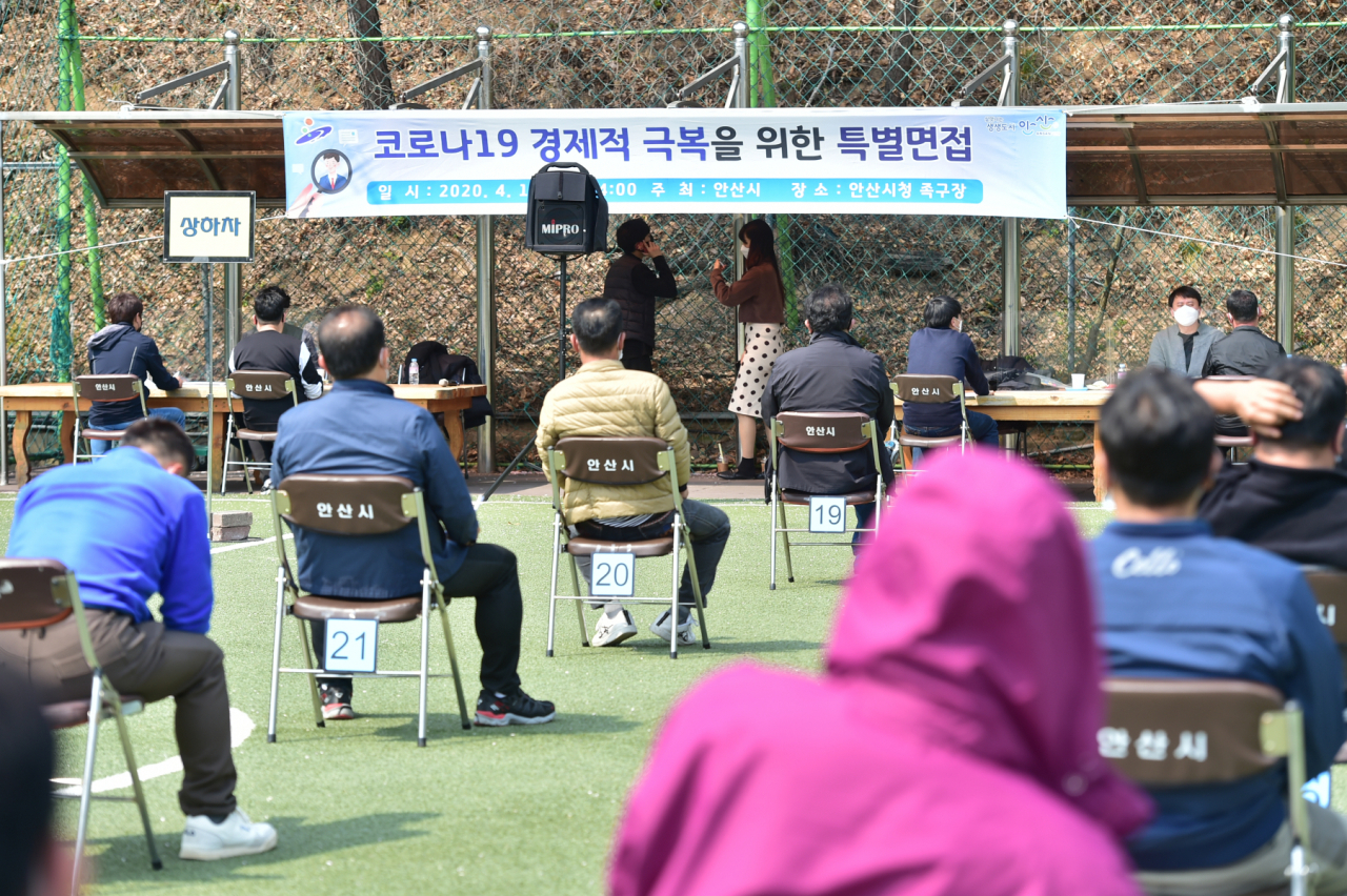 안산시는 맞춤형 취업지원으로 야외 ‘특별면접’을 운영했다. [안산시 제공]