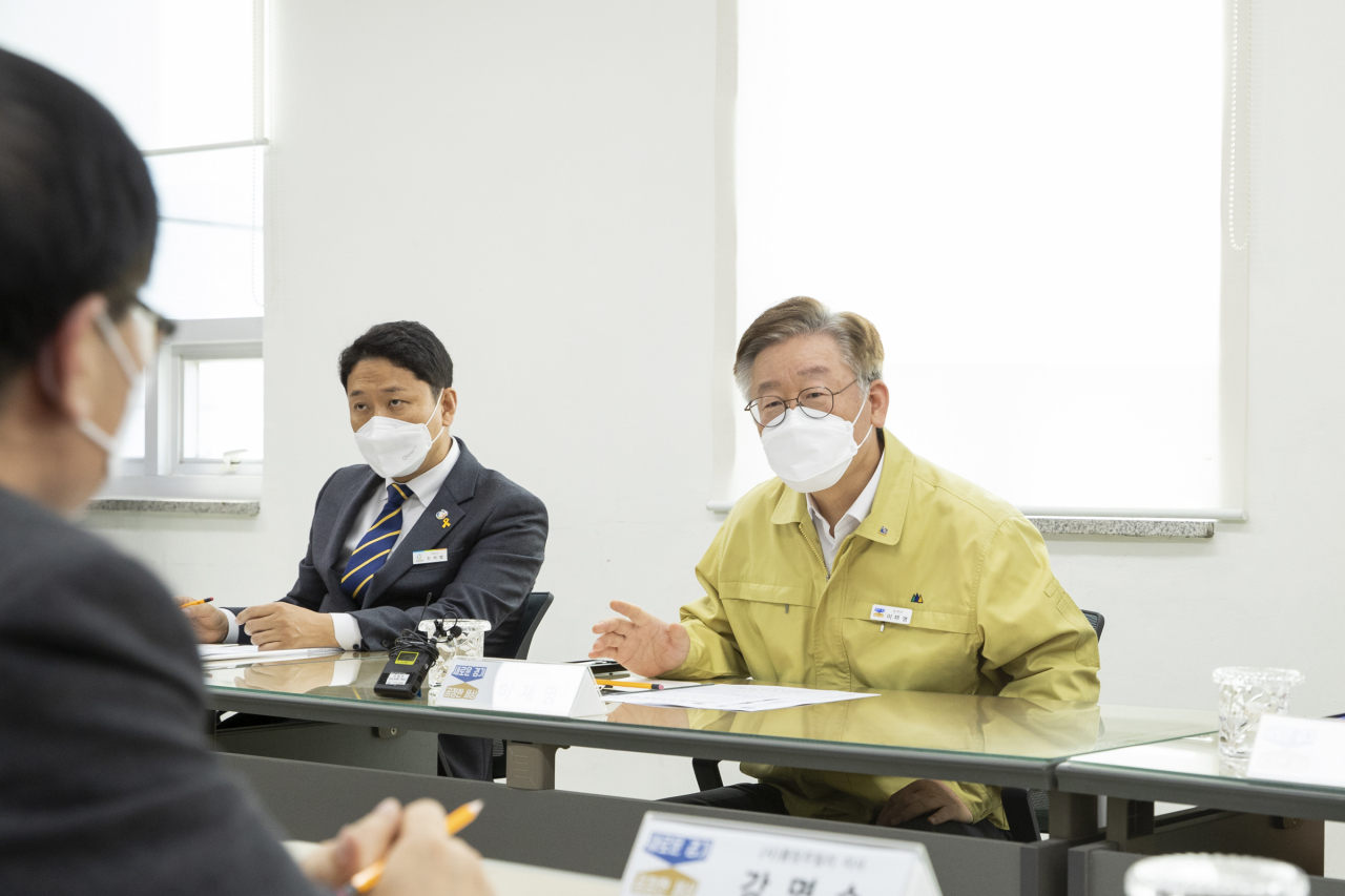 이재명 경기도지사가 화서2동 행정복지센터를 방문해 경기 극저신용대출 관계자들과 간담회를 하고 있다. [경기도 제공]