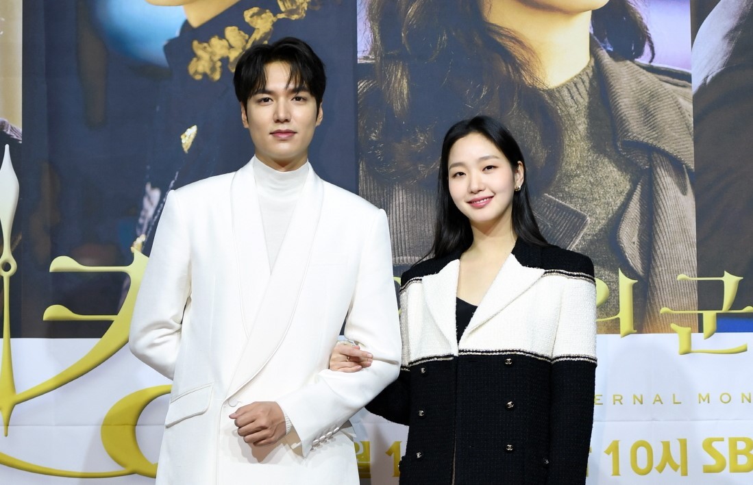 Lee Min-ho (left) and Kim Go-eun pose for photos during a press conference for new SBS drama series “The King: Eternal Monarch” on Thursday. (SBS)