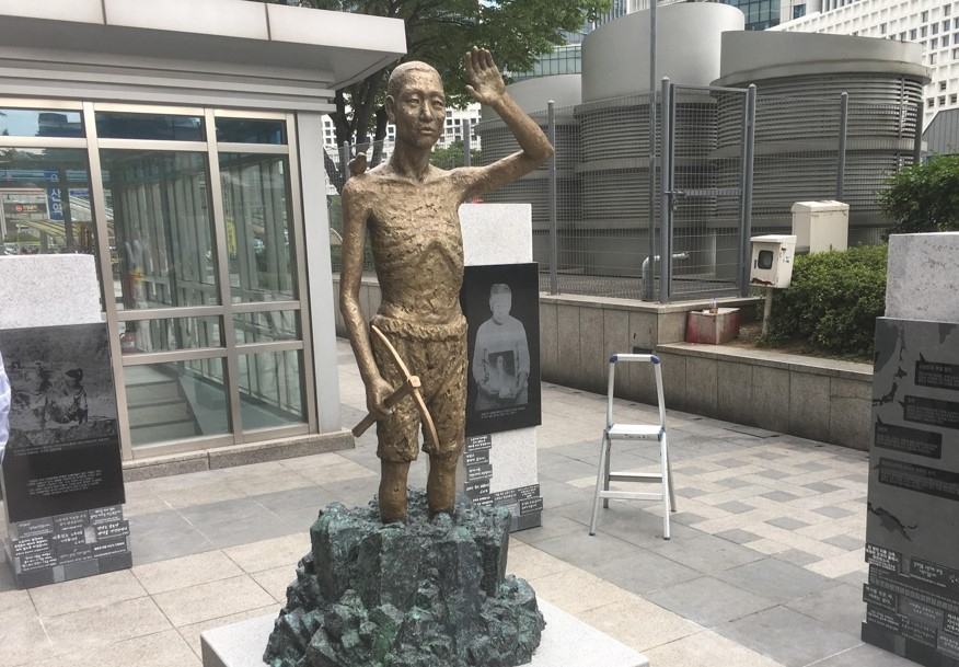 서울 용산역광장의 강제징용 노동자상 [연합]
