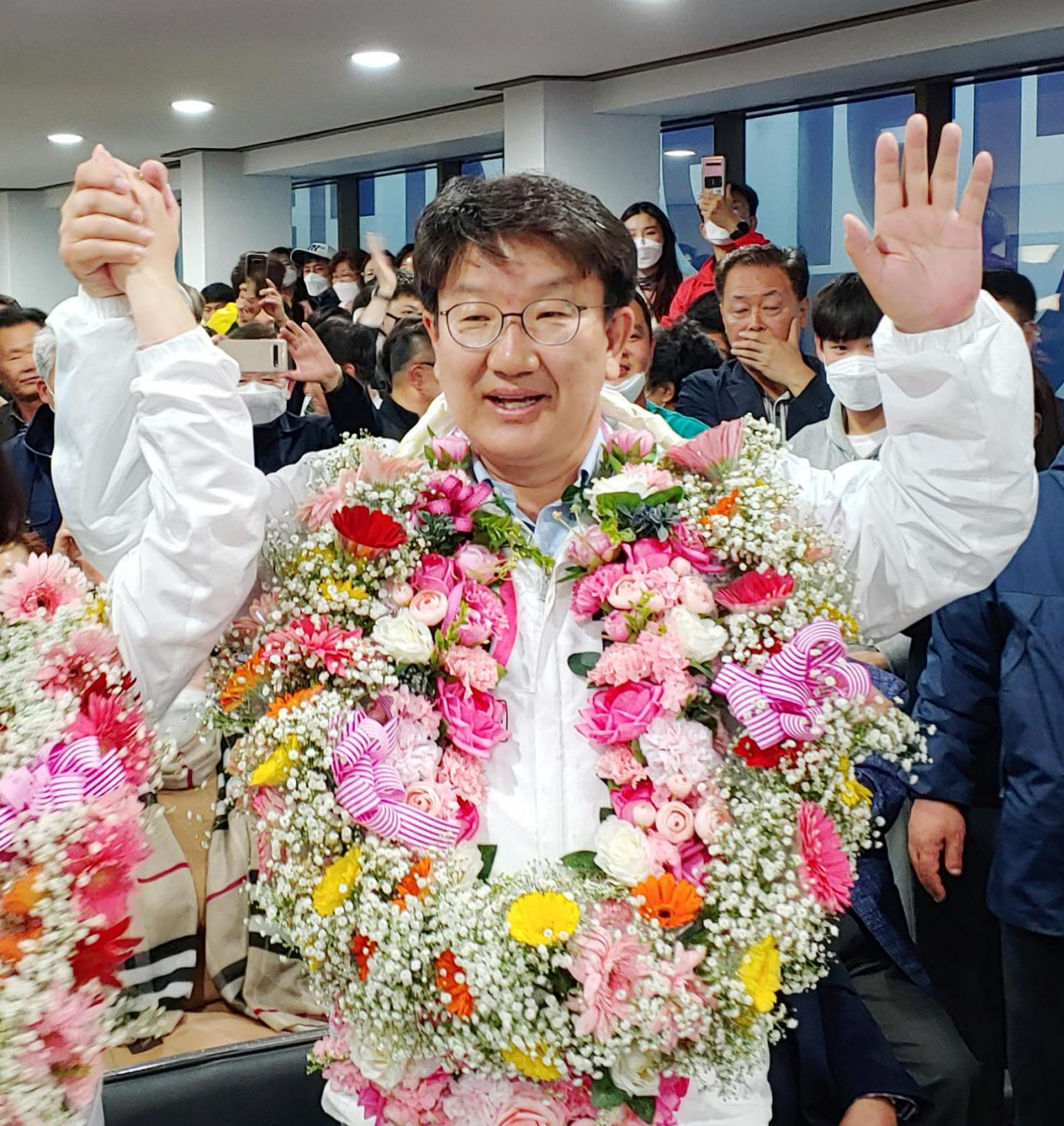 4.15 총선에서 강릉선거구 무소속 권성동 후보가 당선이 확실시되자 15일 지지자로부터 꽃다발을 받고 인사하고 있다. [연합]