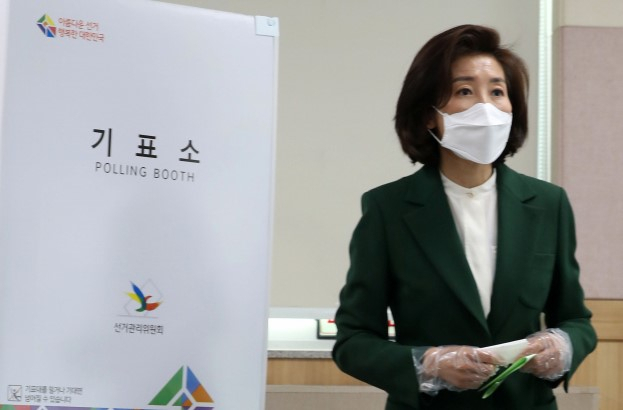제21대 국회의원선거 동작을에 출마한 미래통합당 나경원 후보가 15일 오전 서울 사당 제1동 제5 투표소에서 투표하고 있다. [연합]