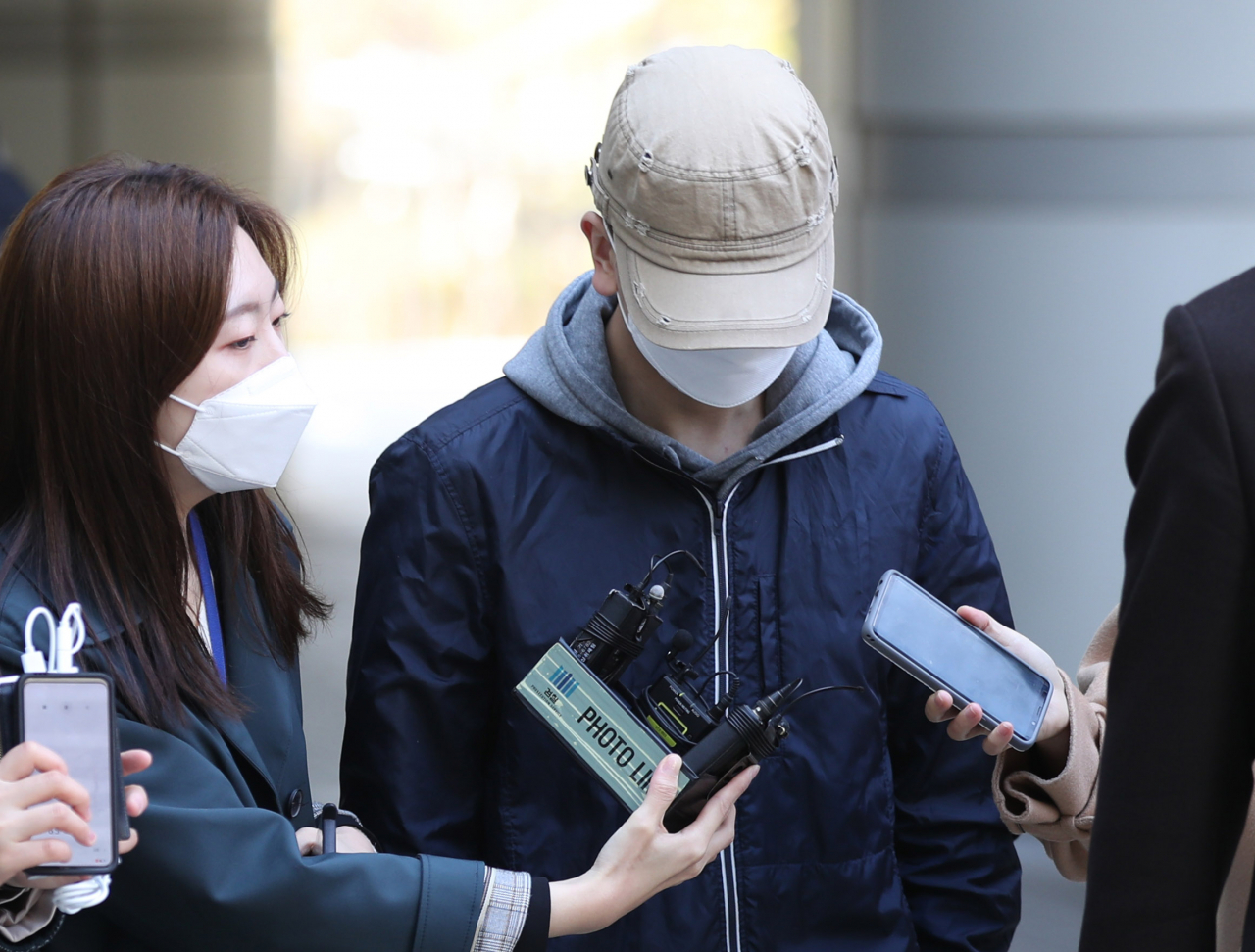 텔레그램 대화방 '박사방'에서 성 착취물을 유포한 조주빈의 공범 A씨가 9일 오전 서초구 서울중앙지법에서 열린 구속 전 피의자 심문(영장실질심사)에 출석하고 있다. [연합]