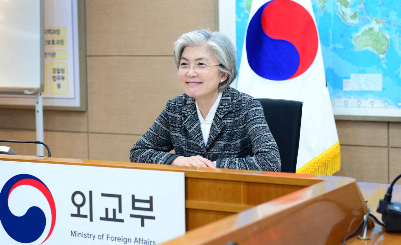 강경화 외교부 장관이 지난 16일 오후 서울 도렴동 외교부 청사에서 9개국 여성 외교장관 화상회의를 진행하고 있다. [외교부 제공]