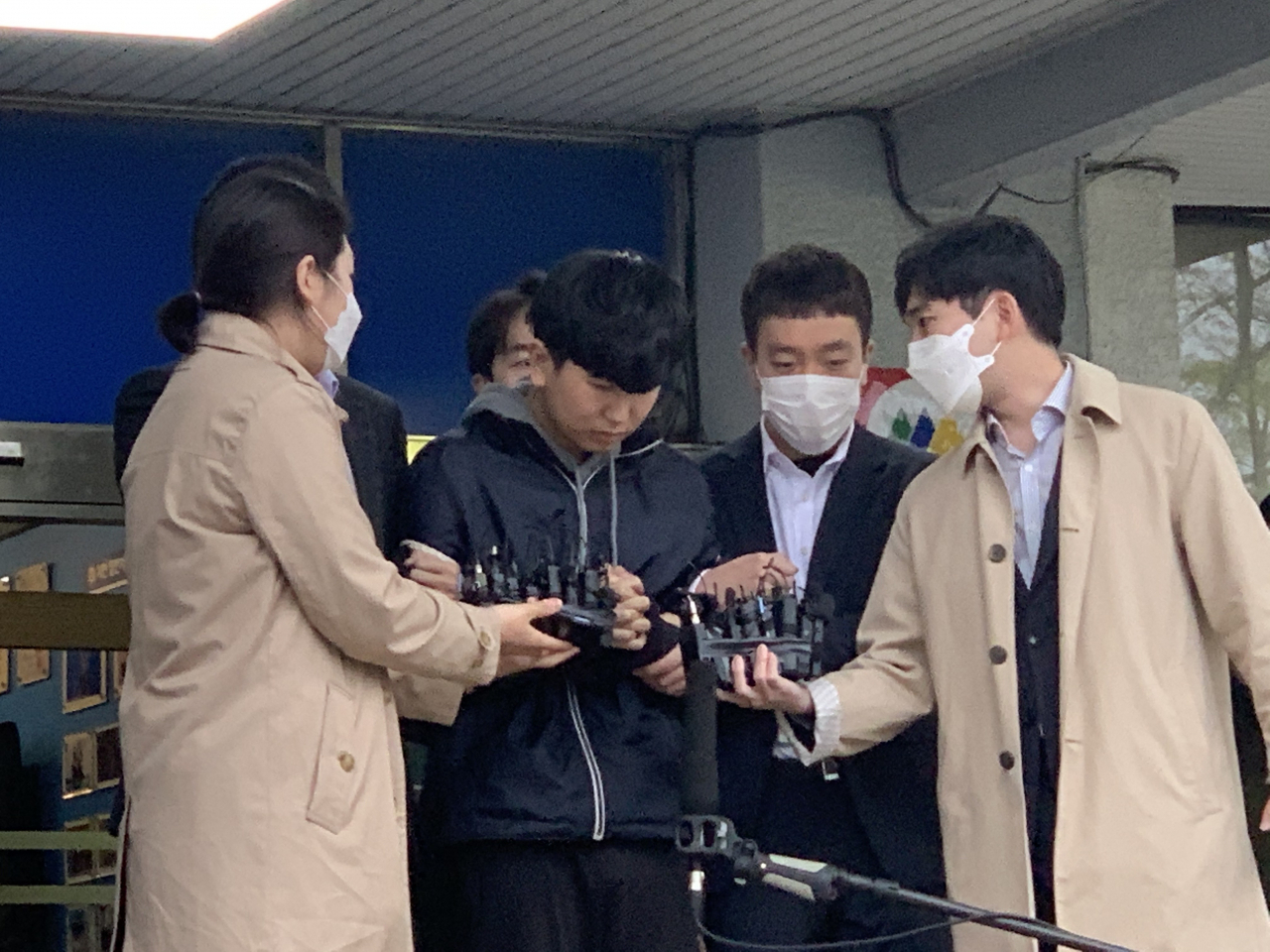 텔레그램 ‘박사방’ 운영자 조주빈(25)의 공범으로 지목된 ‘부따’ 강훈이 17일 오전 서울 종로경찰서에서 검찰로 송치되기 전 취재진의 질문을 듣고 있다. 강훈은 만 18세로, 미성년자다. 박상현 기자/pooh@heraldcorp.com