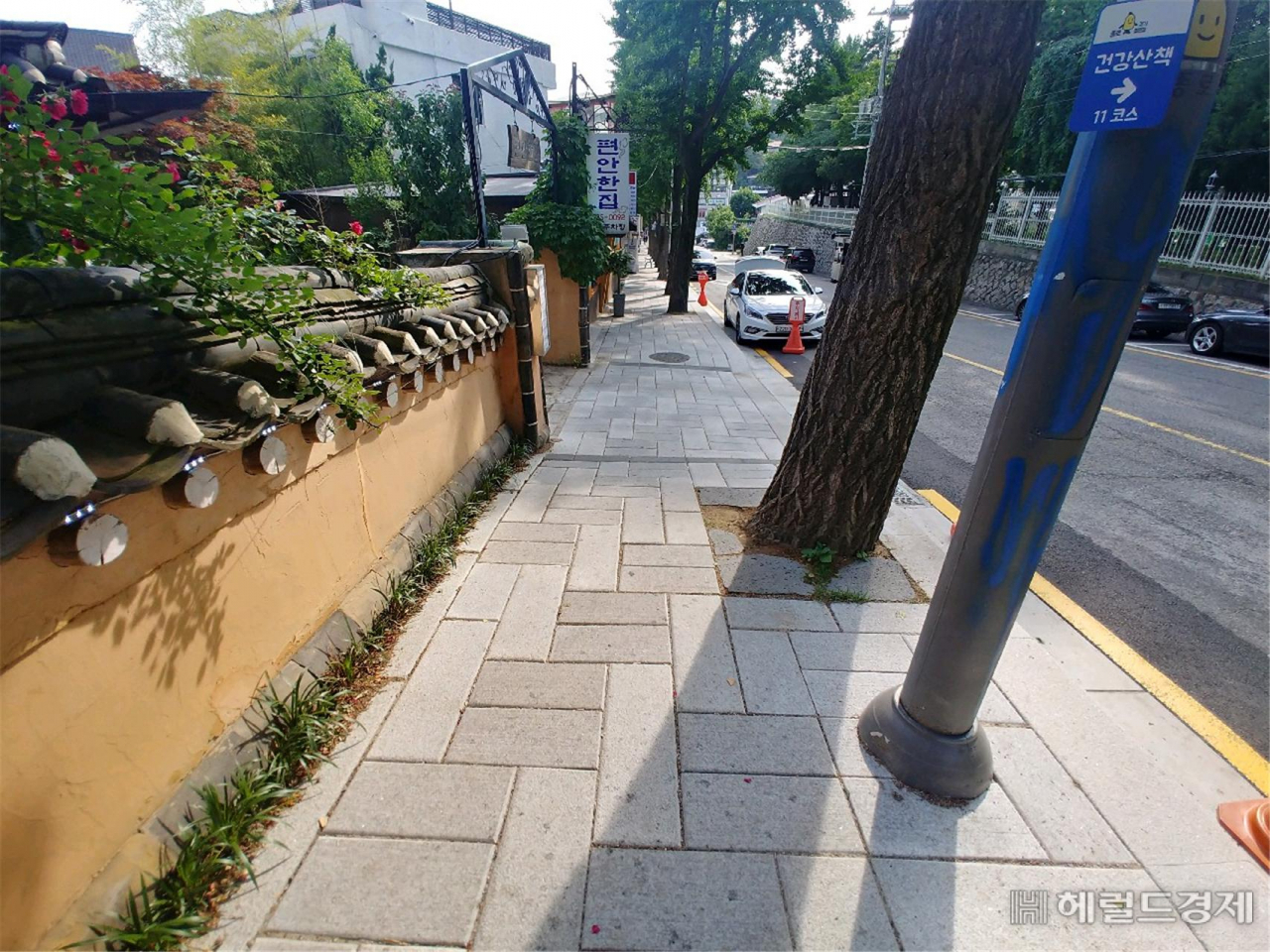 주민참여예산제 사업으로 진행된 북촌로 보행개선사업 후의 모습. [종로구 제공]