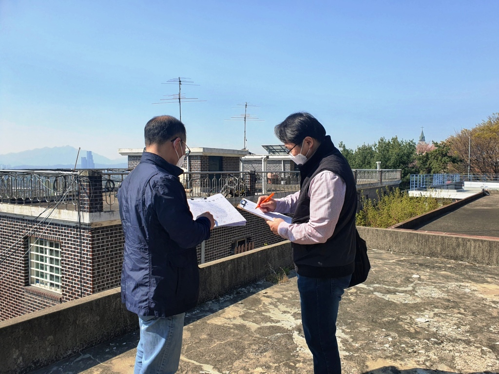 지난 14일 용산구청 공무원들이 용산2가동에서 2019년 항측 판독 결과에 따른 현지조사를 진행했다. [용산구 제공]