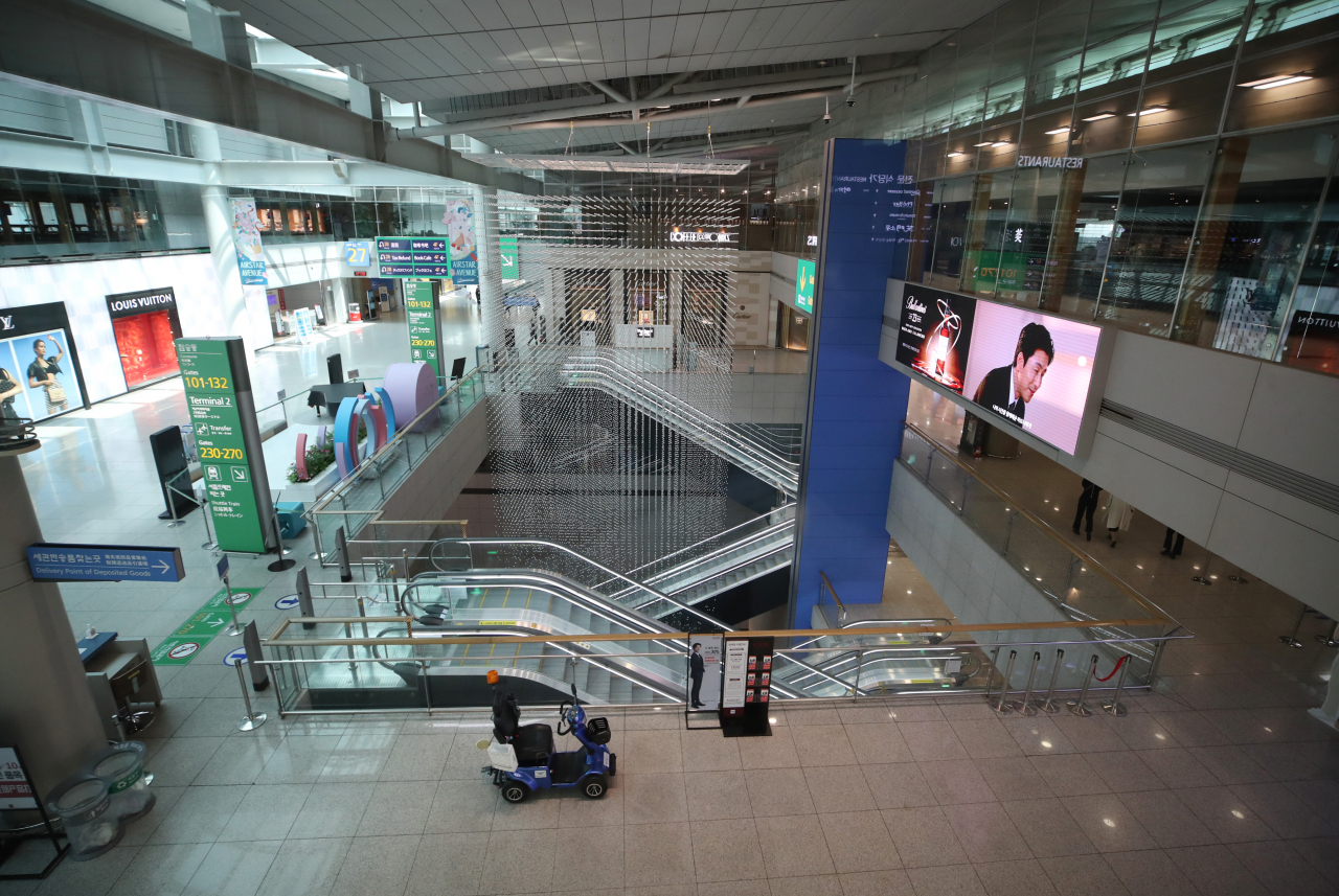 9일 인천국제공항 제1여객터미널 면세구역. 신종 코로나바이러스 감염증(코로나19) 이후 공항 이용객이 급감해 면세구역도 한산한 모습을 보이고 있다. [연합]