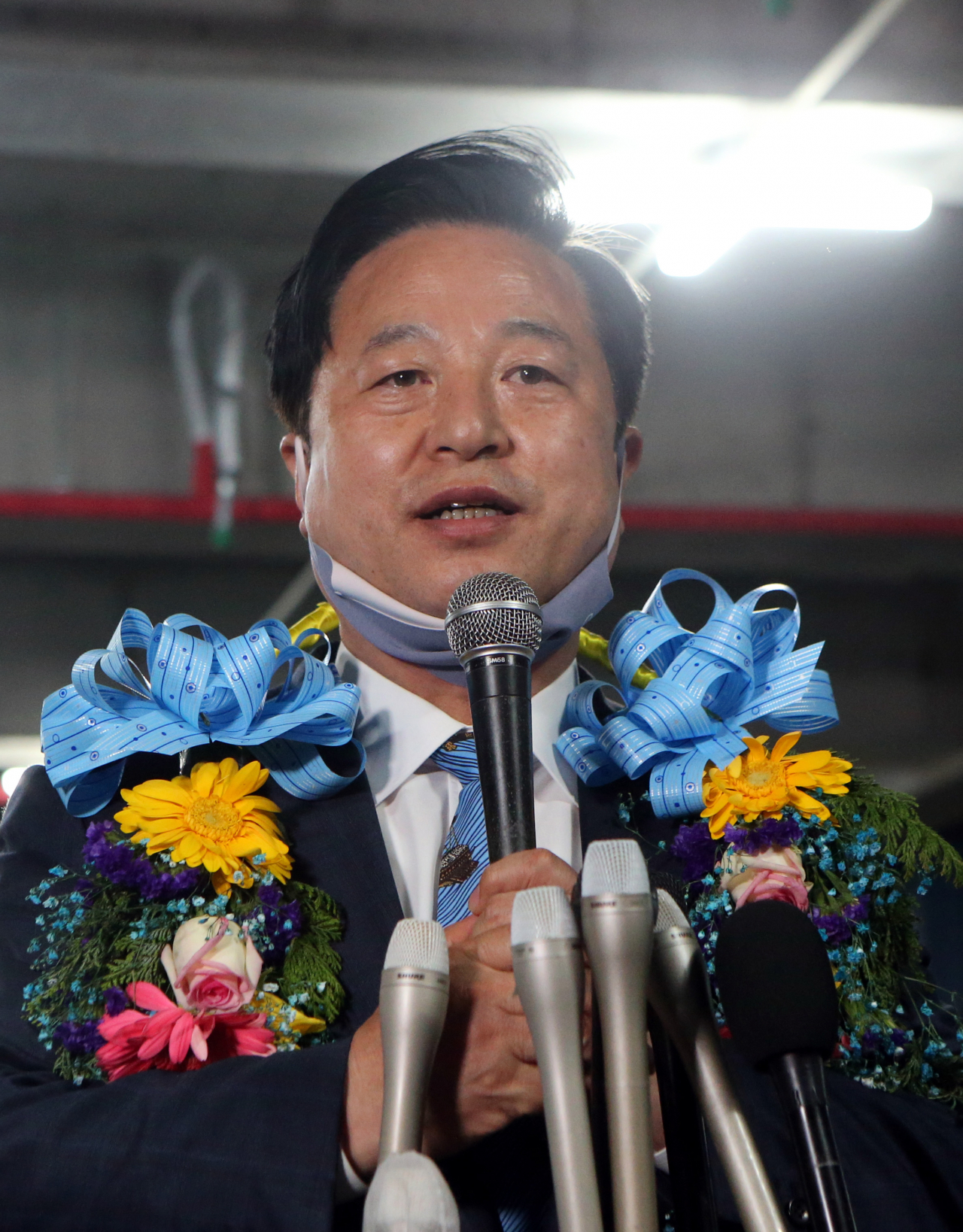 김두관 더불어민주당 의원이 16일 오전 경남 양산시에 있는 자신의 선거사무소에서 당선을 기뻐하고 있다. [연합]