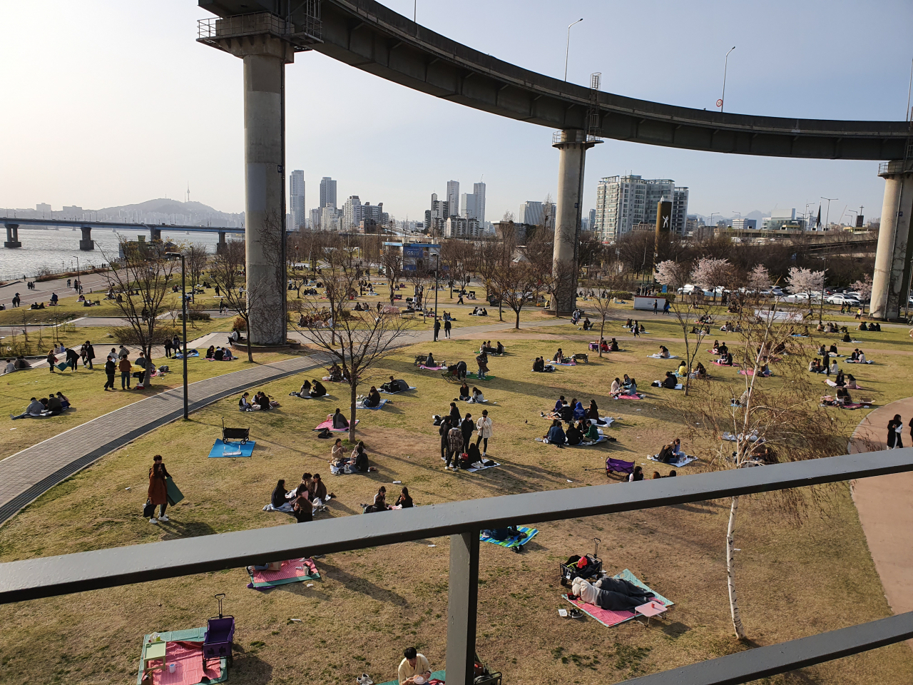그동안 발길을 멈췄던 시민들이 따듯해진 날씨에 주말을 맞아 고속도로와 기차역 등으로 쏟아져 나오고 있다. 최근 서울 광진구 뚝섬유원지 공원에서 삼삼오오 돗자리를 펴놓고 음식을 먹는 시민들 모습. [사진=민상식 기자]