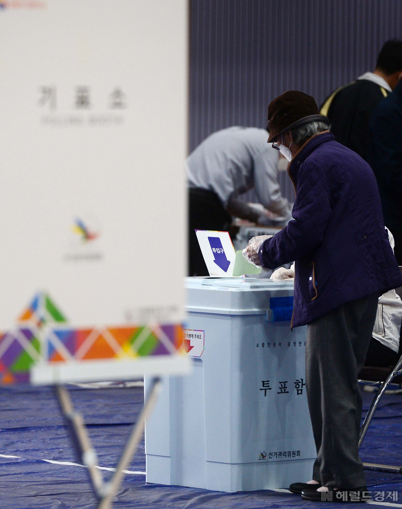 [헤럴드경제=이상섭 기자] 제21대 국회의원선거일인 15일 서울 동작구 강남초등학교에 마련된 투표소에서 유권자들이 투표를 하고 있다. babtong@heraldcorp.com