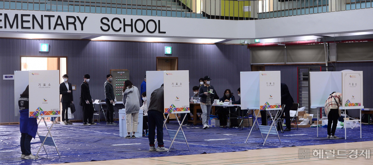 [헤럴드경제=이상섭 기자] 제21대 국회의원선거일인 15일 서울 동작구 강남초등학교에 마련된 투표소에서 유권자들이 투표를 하고 있다. babtong@heraldcorp.com