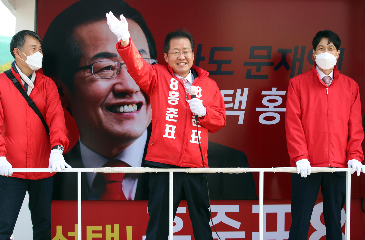 4.15 총선 대구 수성을 무소속 홍준표 당선인이 16일 오후 대구시 수성구 두산오거리 인근에서 당선 인사를 하고 있다. [연합]