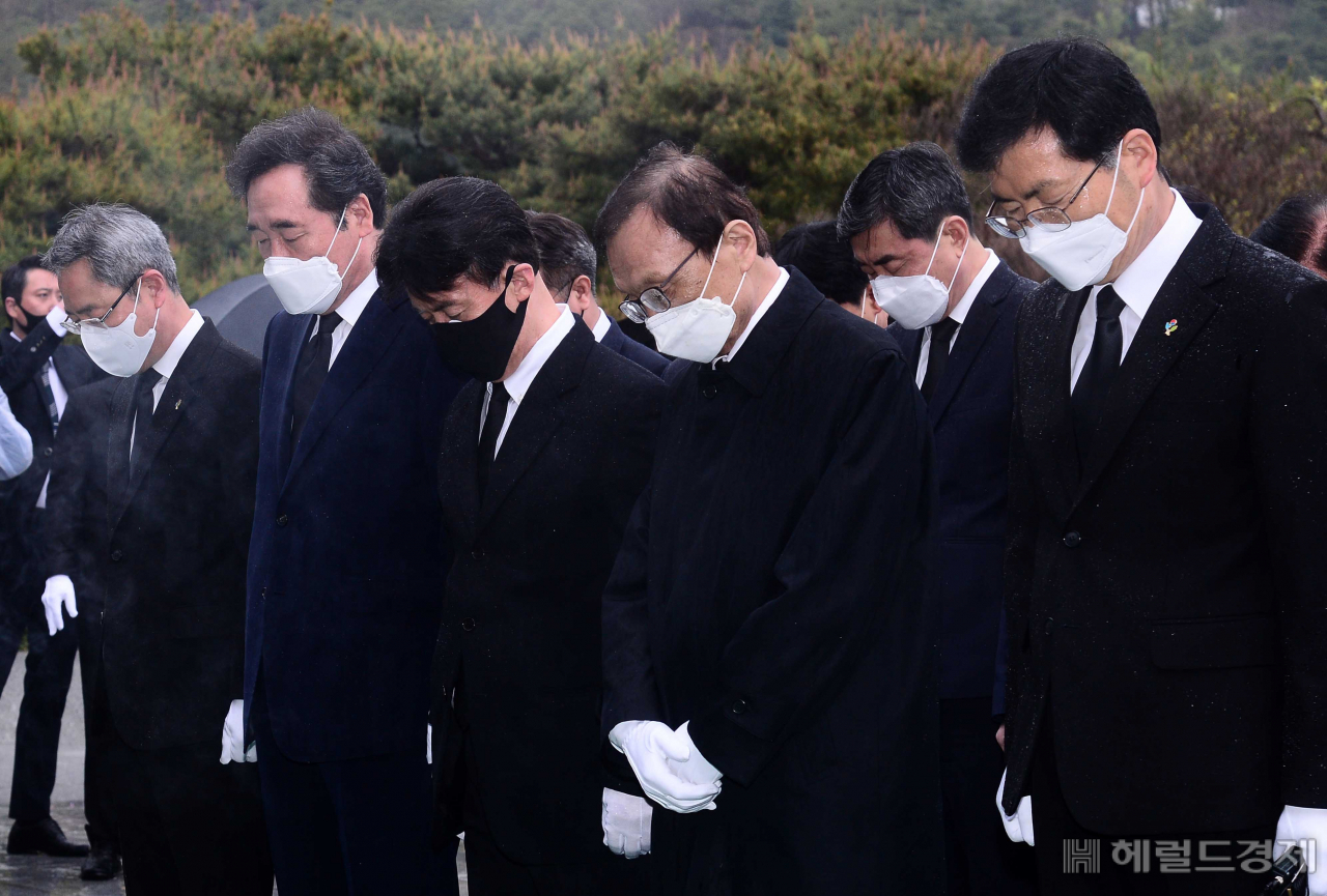 [헤럴드경제=이상섭 기자] 이해찬 더불어민주당 대표와 이낙연 코로나19국난극복대책위원장, 최배근 더불어시민당 공동대표 등이 17일 오전 동작구 국립서울현충원을 찾아 현충탑에 참배하고 있다. babtong@heraldcorp.com