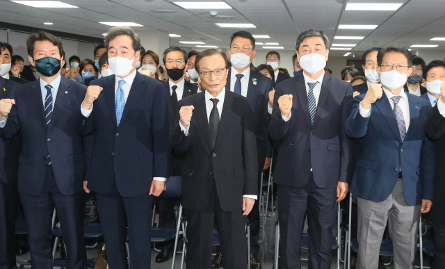 더불어민주당 이해찬, 이낙연 상임선대위원장과 더불어시민당 이종걸, 우희종, 최배근 상임선대위원장 등이 17일 서울 여의도 당사에서 열린 선거대책위원회 합동 해단식에서 함께 기념촬영을 하고 있다. [연합]