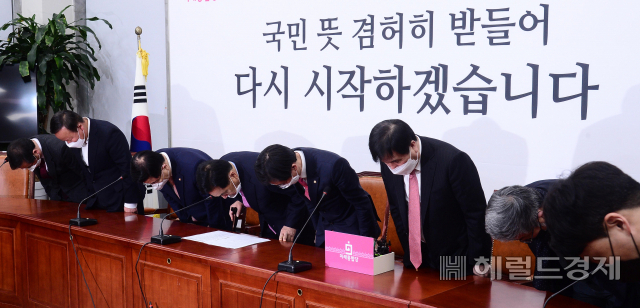 17일 오전 서울 여의도 국회에서 미래통합당 선거대책위원회 해단식이 열린 가운데 심재철 원내대표를 비롯한 참석자들이 인사를 하고 있다. [이상섭 기자]