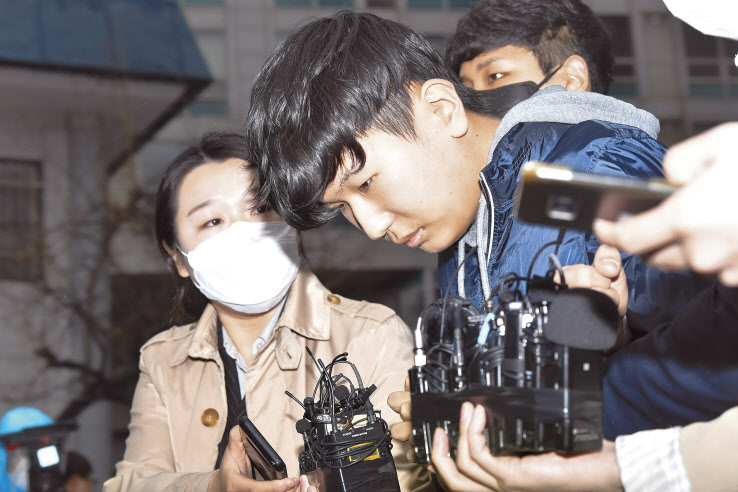 텔레그램 ‘박사방’에서 운영자 조주빈을 도와 대화방 운영 및 관리에 관여한 공범 ‘부따’ 강훈이 17일 오전 서울 종로경찰서에서 검찰로 송치되고 있다. 박해묵 기자