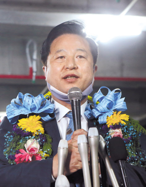 경남 양산을에 출마한 김두관 더불어민주당 당선인이 16일 오전 경남 양산시에 있는 자신의 선거사무소에서 당선을 기뻐하고 있다. [연합]