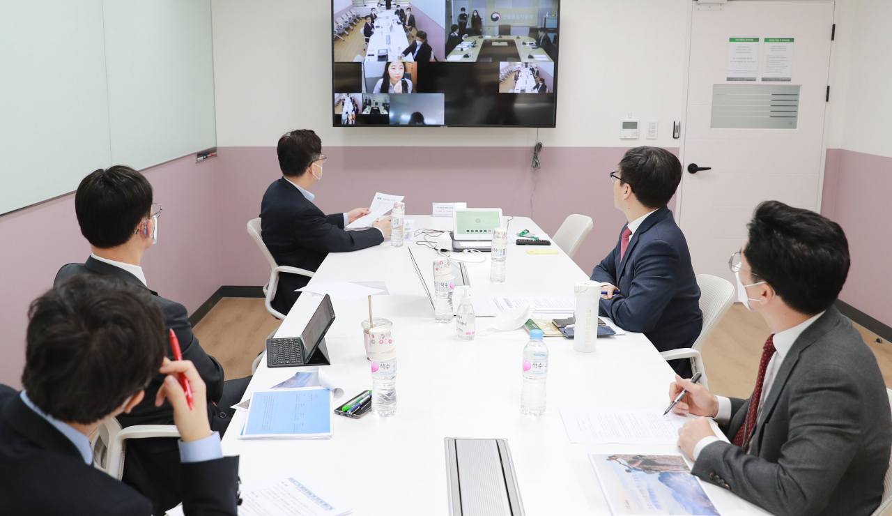 산업통상자원부 통상교섭본부 관계자들이 지난 9일 오후 정부서울청사 영상회의실에서 열린 '코로나19 관련 FTA 대응전략 민·관 화상 세미나'를 주재하고 있다. [산업통상자원부 제공]