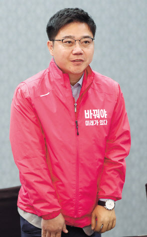 태구민 미래통합당 당선자와 지성호 미래한국당 비례대표 등 4·15총선에서 2명의 탈북민 출신 국회의원이 배출된 가운데 기대와 우려가 엇갈리고 있다. 서울 강남갑에 출마한 태구민(태영호) 당선자가 당선 확정 뒤 환호하고 있다. (위쪽 사진) 미래한국당 비례대표로 당선된 지성호 나우 대표. [연합]