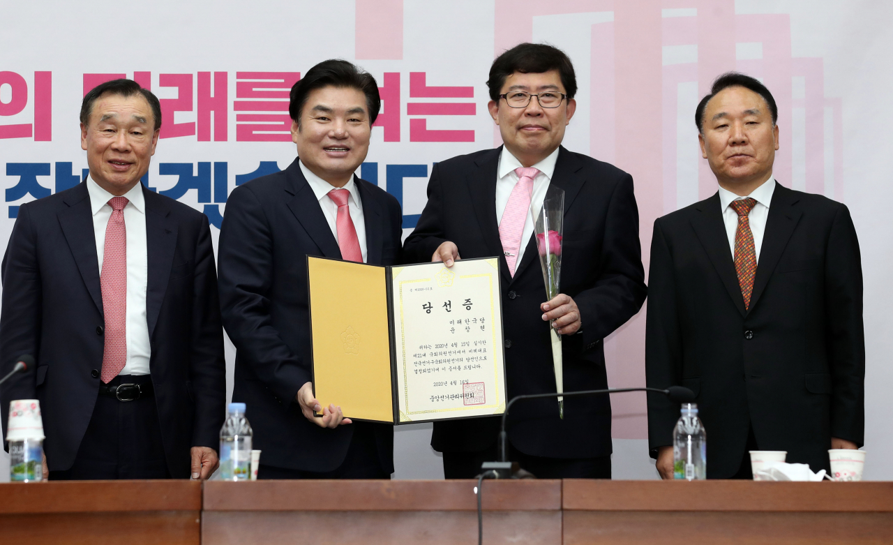 윤창현 당선인이 원유철 미래한국당 대표로부터 당선증을 받고 있다. [연합]