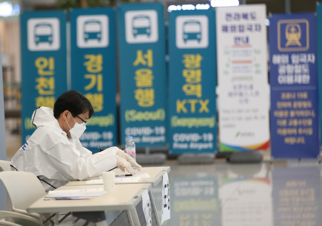 해외 입국자가 지난달 말 하루 7000명대에서 현재 3000&sim;4000명대 수준으로 절반 가까이 감소했다. 16일 오전 인천국제공항 2터미널 입국장에서 지방자치단체 관계자가 입국자들의 교통편을 안내하기 위해 대기하고 있다. [연합]