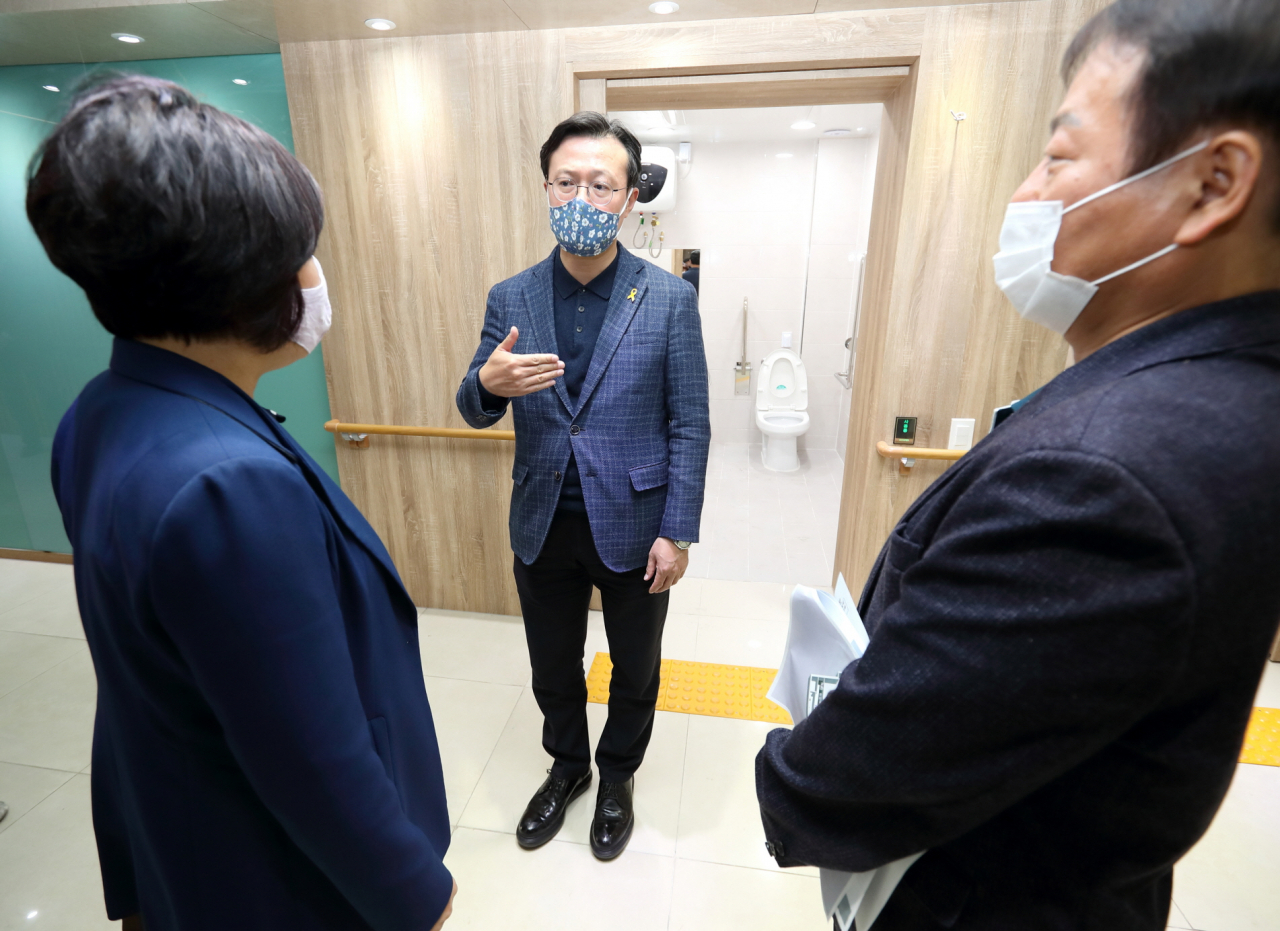 지난 16일 당산동에 5월 중 개관 예정인 ‘발달장애인 평생교육센터’를 사전 점검 차 방문한 채현일 영등포구청장. [영등포구 제공]