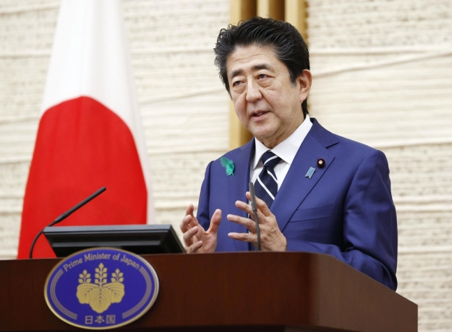 아베 신조(安倍晋三) 일본 총리가 17일 오후 일본 총리관저에서 신종 코로나바이러스 감염증(코로나19) 확산과 관련해 기자회견을 하고 있다. 아베 총리는 감염 확산 방지를 위해 외출을 자제하라고 호소했다.[연합]