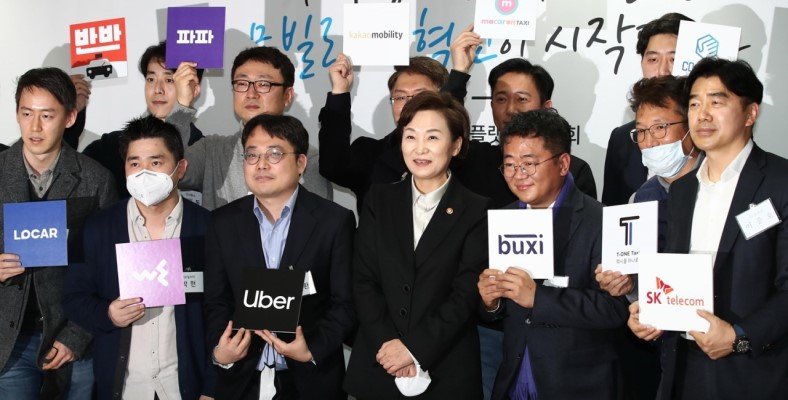 지난달 17일 서울 중구 서울시티타워에서 열린 '국토부 모빌리티업계 기자간담회'에서 김현미 국토부 장관(첫줄 중앙)이 모빌리티업계 대표들과 기념사진을 촬영하고 있다. 이날 김현미 장관은 4월 이내에 모빌리티 혁신위원회를 구성해 여객자동차 개정안 시행령 마련에 박차를 가하겠다고 약속했다. (사진=연합뉴스)