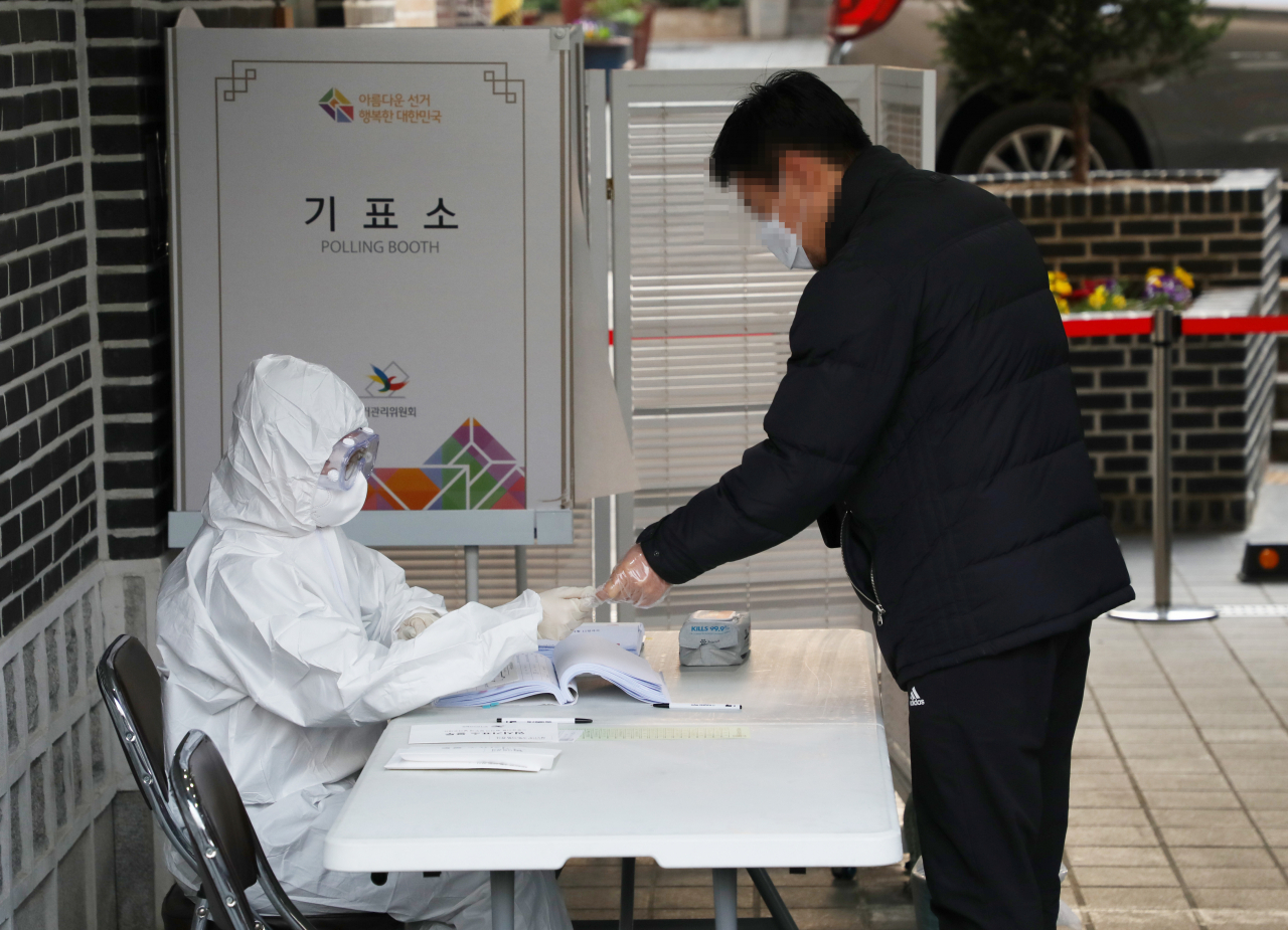 21대 국회의원 선거일이었던 지난 15일 서울 종로구 가회동 투표소에서 신종 코로나바이러스 감염증(코로나19) 확산 우려로 자가격리 중이었던 한 주민이 투표하고 있다. 당시 자가격리자 투표는 일반인 투표 종료 후 가능했다(사진은 기사 내용과 관련없음). [연합]