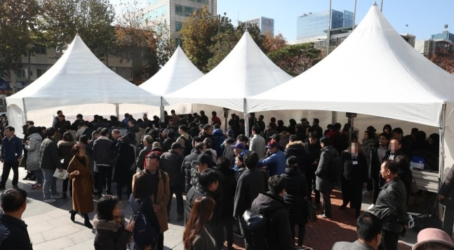 지난해 11월 서울에서 열린 한 재개발조합 정기 총회. 신종 코로나바이러스 감염증(코로나19) 확산 이전이라 사람들이 몰려 있다(사진은 기사 내용과 관련없음). [연합]